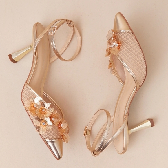 🔹️Betsey Johnson🔹️ Gold Mesh Carli Floral Applique Ankle Strap Heels - Picture 4 of 6